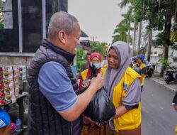 Berbagi Kebahagiaan dengan Para Pahlawan Keluarga di Kota Mataram, HBK Sebar Bantuan Sembako