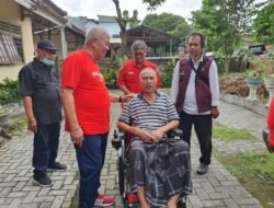 Pensiunan Abdi Negara Terkena Stroke, Rachmat Hidayat Hadir Beri Bantuan Kursi Roda Elektrik Warna Merah