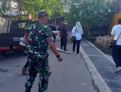 Dampingi Petugas Dikes Kota Mataram Laksanakan Fogging, Babinsa Mayure Imbau Warga Pisahkan Sampah Organik dan Non Organik