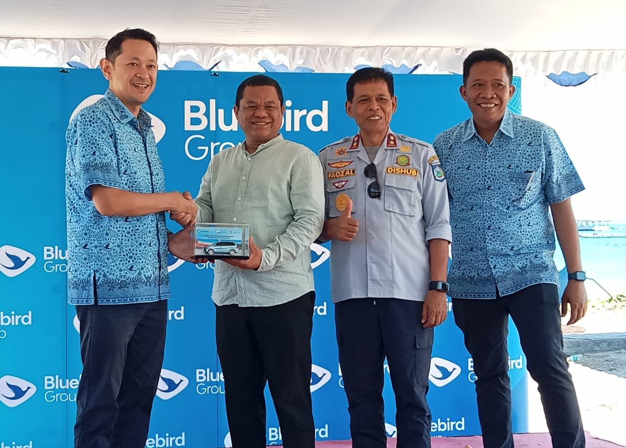 Direktur Utama PT Blue Bird Tbk, Adrianto (Andre) Djokosoetono (kiri), menyerahkan cenderamata kepada pejabat Pemkab Lombok Timur. (zaman/udin)