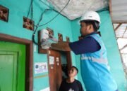 Petugas PLN melakukan penggantian kWh meter ke smart meter di salah satu rumah pelanggan, di Tebet, Jakarta Selatan. (PLN)