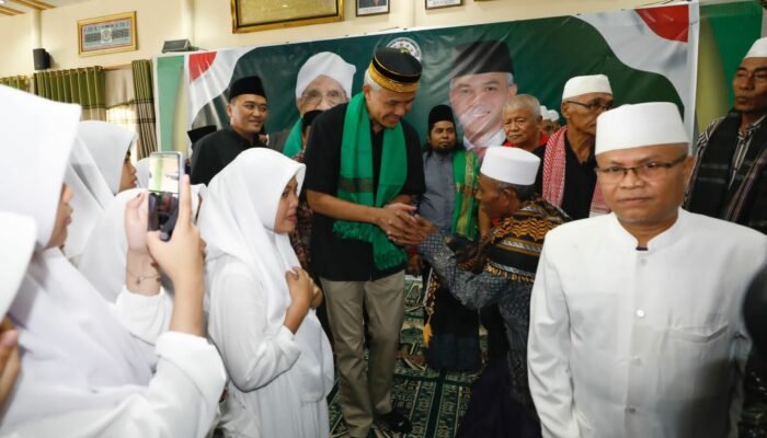 Kala Ganjar Bertemu Ulama Kharismatik Tuan Guru Bagu dan Berdialog Bersama Santri di Lombok