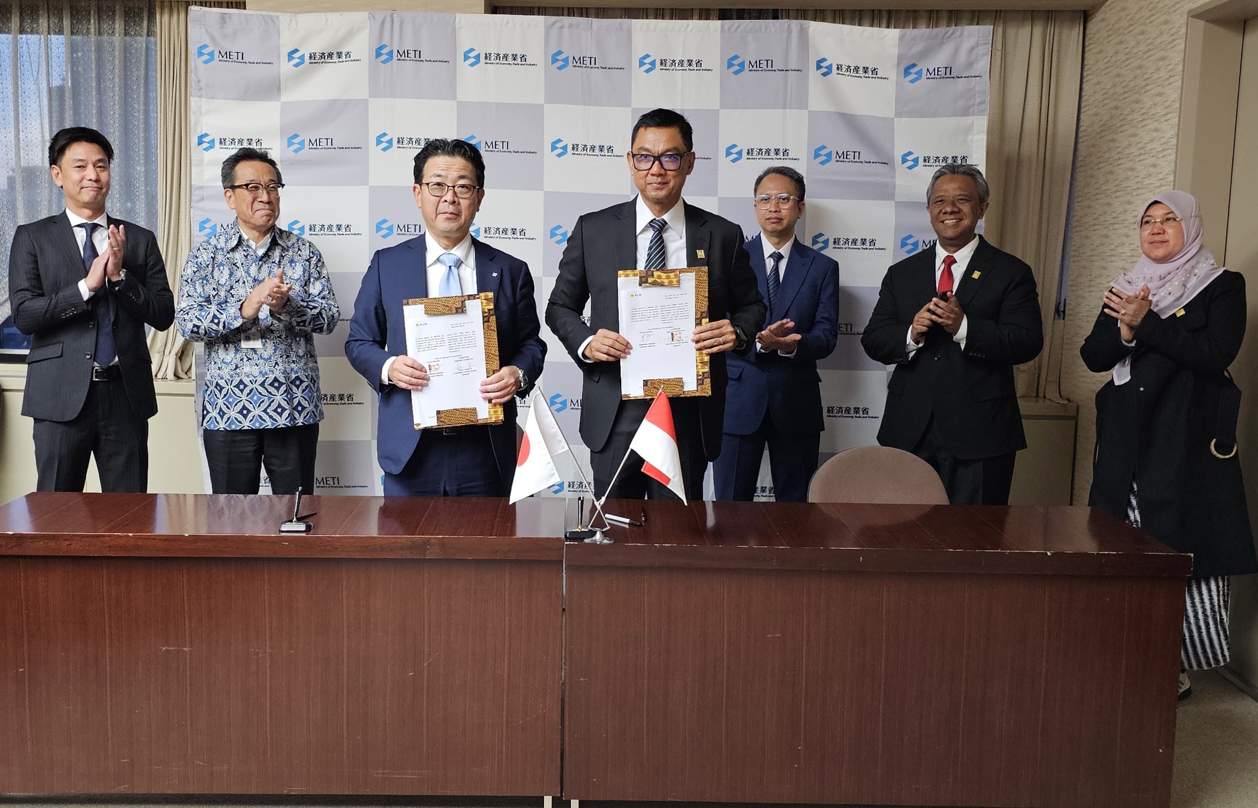 Direktur Utama PLN Darmawan Prasodjo (kanan), dan Corporate Officer, General Manager of Sumitomo Corporation, Koichi Taniguchi, menandatangani Memorandum of Understanding (MoU) di Tokyo, Jepang, pada 18 Desember 2023. (ist)