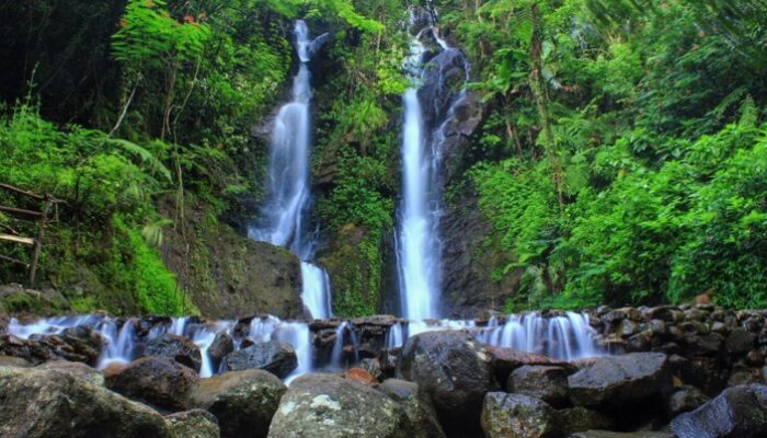 Menjelajahi Keindahan Curug Kembar di Gunung Gede Pangrango Jawa Barat