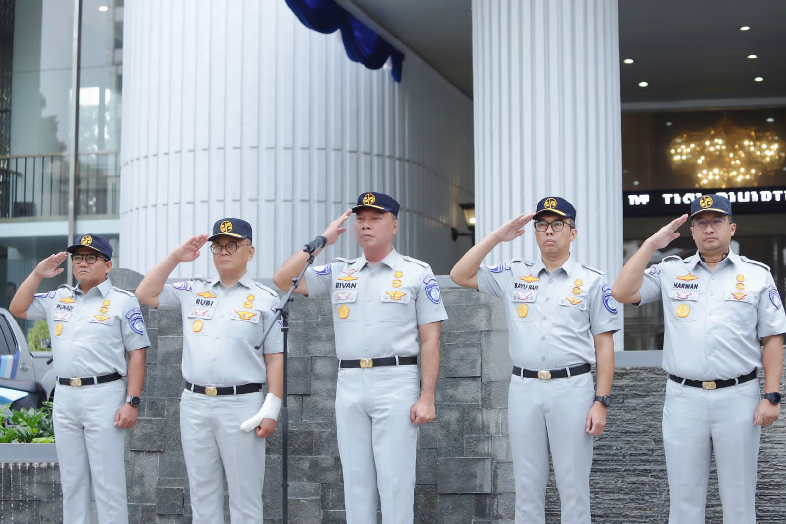 Direktur Utama Jasa Raharja, Rivan A. Purwantono, bersama jajarannya menggelar apel HUT ke-63 Jasa Raharja (ist)