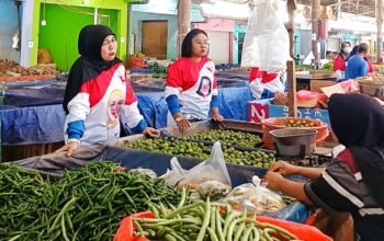 Perempuan Perindo turun ke Pasar Tradisional Mandalika, Kota Mataram, NTB, mengecek kondisi harga kebutuhan pokok. (Foto BDRG)