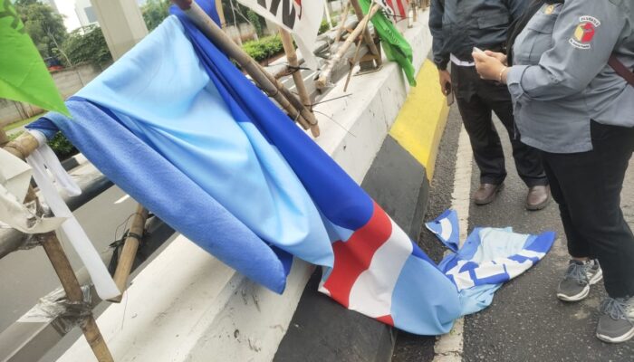 Pasangan Suami Istri Selamat dari Kecelakaan Akibat Bendera Parpol