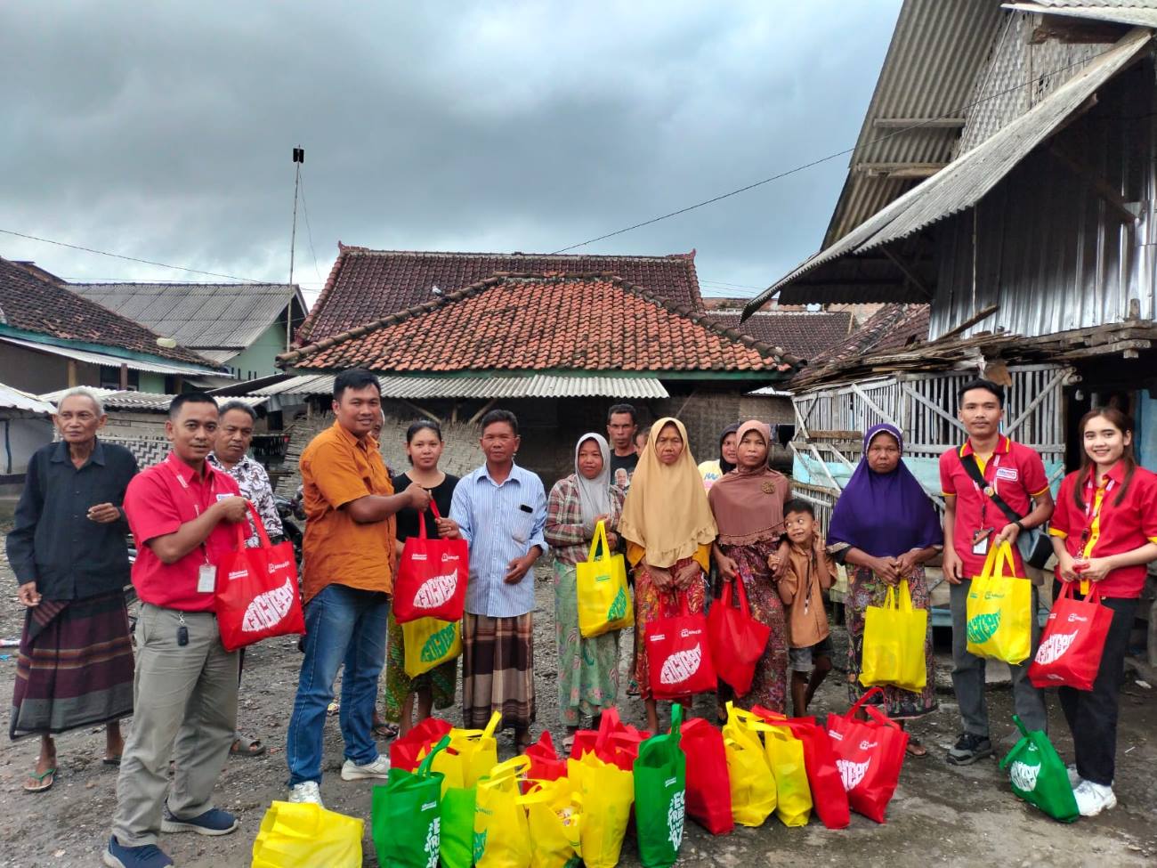 Alfamart Salurkan Bantuan untuk Warga Terdampak Bencana Alam di Lombok Tengah. (Foto Alfamart)