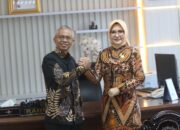 Anggota DPD RI asal Nusa Tenggara Barat, Evi Apita Maya (kanan), bersama Kepala BPK NTB, Rahmadi. (Foto Ist)