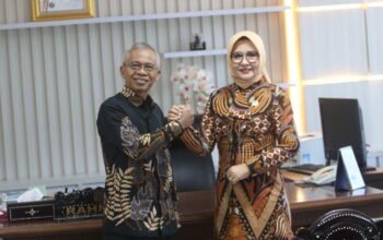 Anggota DPD RI asal Nusa Tenggara Barat, Evi Apita Maya (kanan), bersama Kepala BPK NTB, Rahmadi. (Foto Ist)