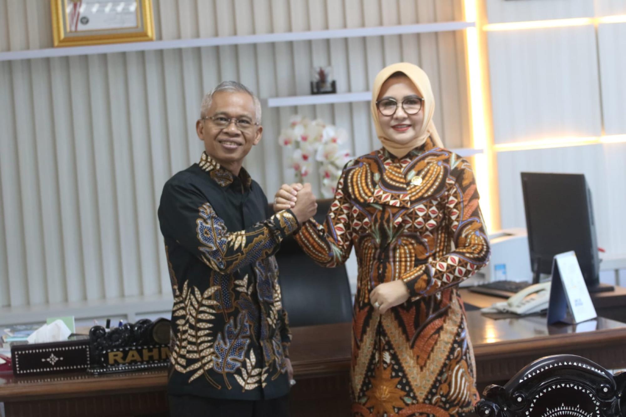 Anggota DPD RI asal Nusa Tenggara Barat, Evi Apita Maya (kanan), bersama Kepala BPK NTB, Rahmadi. (Foto Ist)