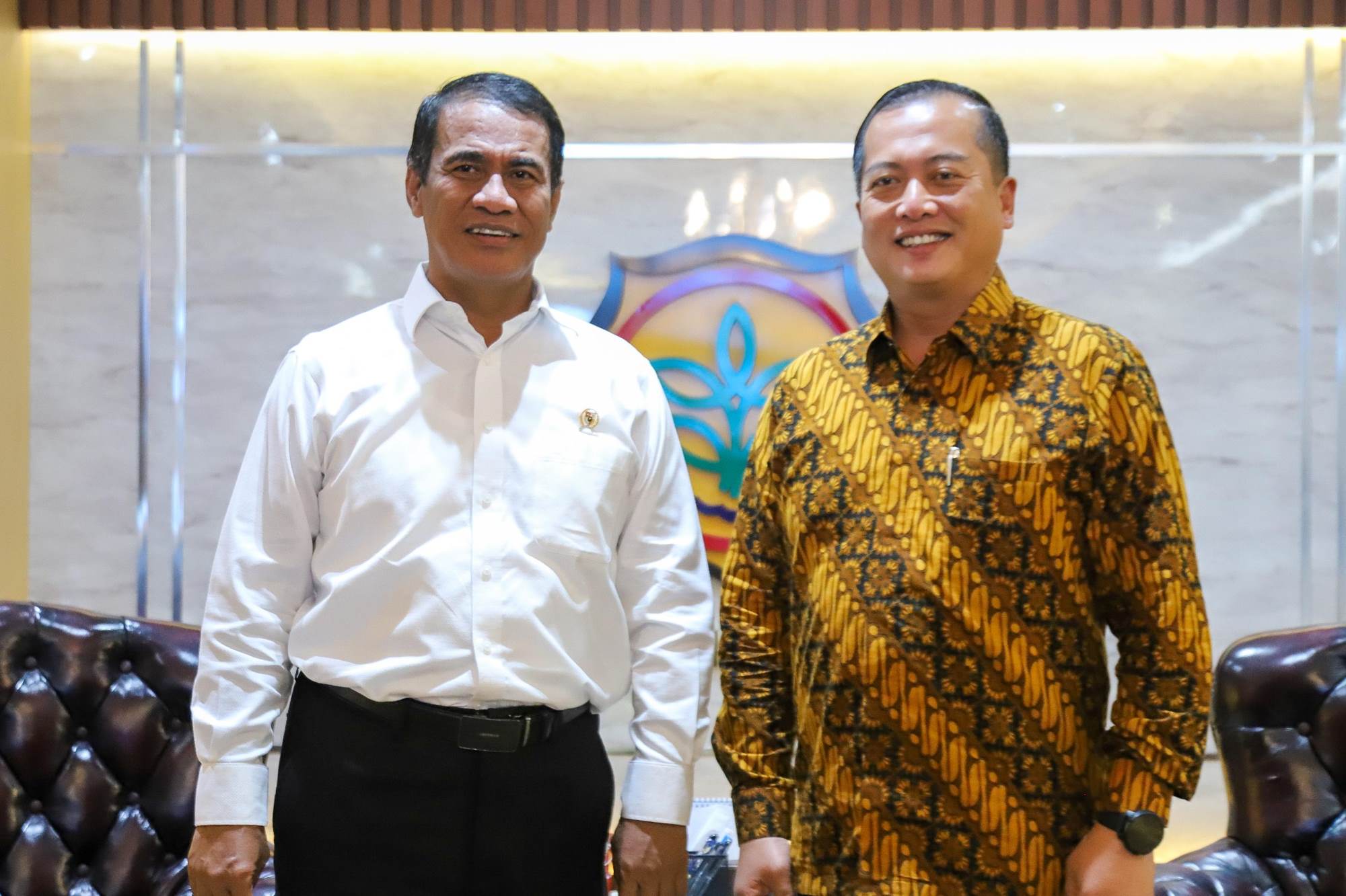 Gubernur NTB terpilih Lalu Muhamad Iqbal (kanan), bersama Menteri Pertanian, Amran Sulaiman, di Jakarta. (Foto Tim LMI)