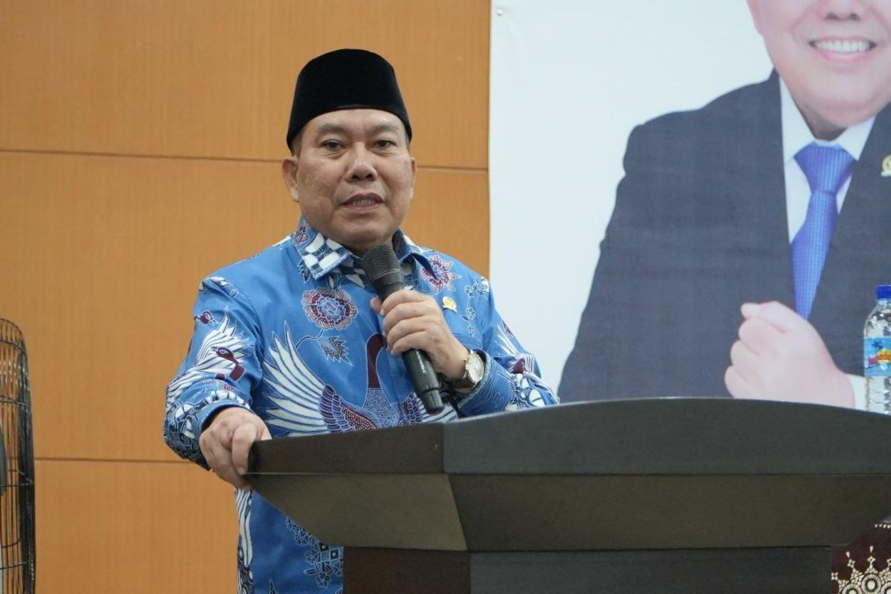 Anggota Komisi IX DPR RI, H Muazzim Akbar, memaparkan program MBG kepada warga Kecamatan Ampenan, Kota Mataram, NTB.