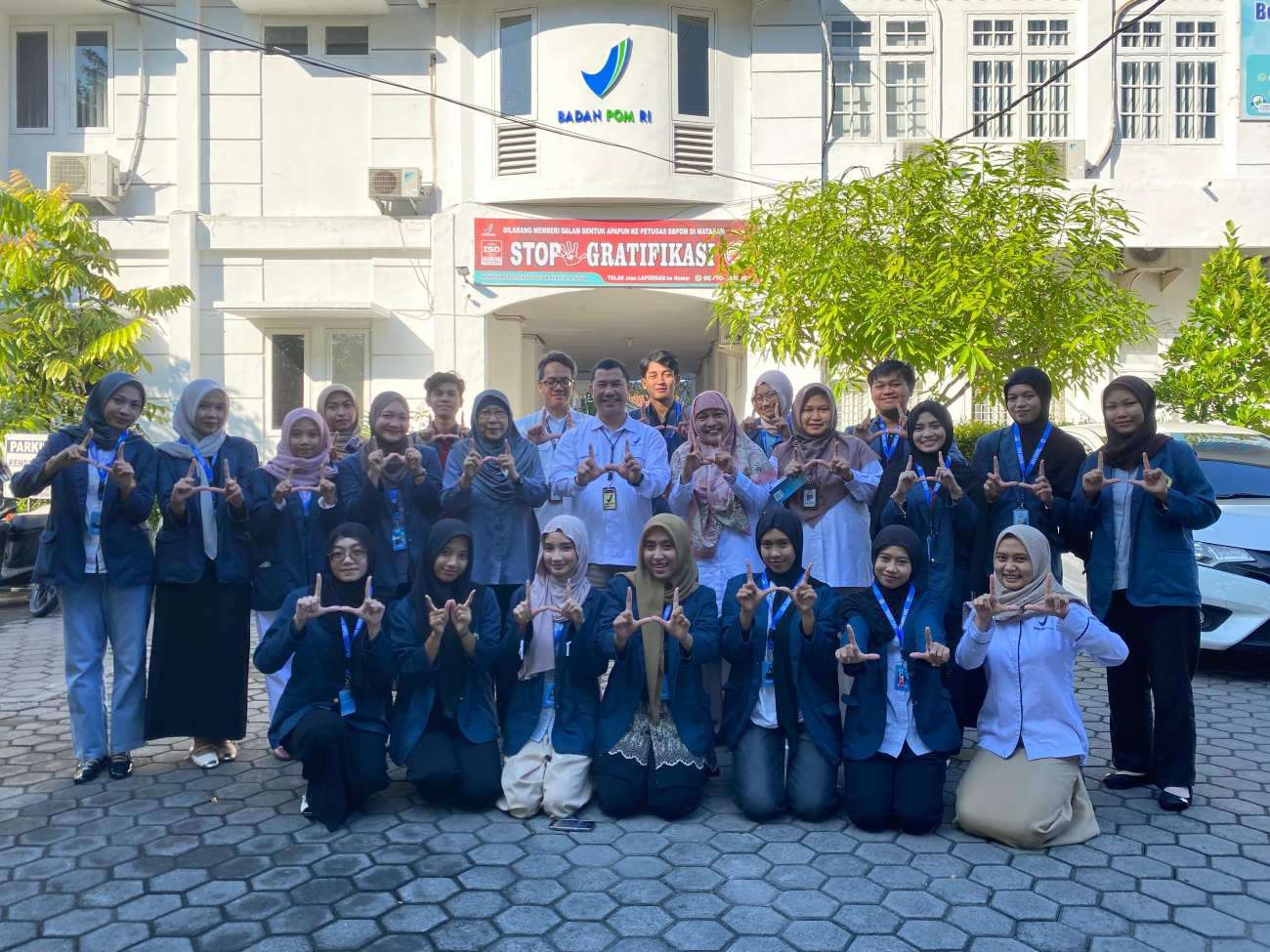 BBPOM Mataram bersama para mahasiswa Universitas Mataram yang mengikuti program SAPA Kampus Batch 7. (Sumber BBPOM Mataram)