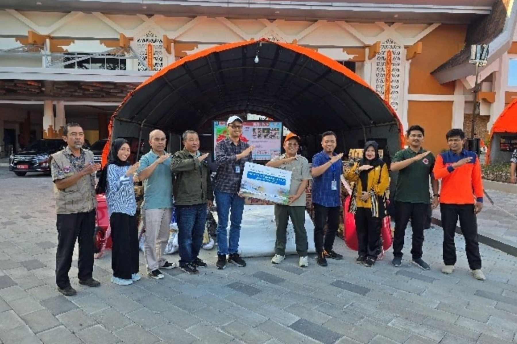Pelindo Lembar Salurkan Bantuan untuk Korban Banjir di Mataram.