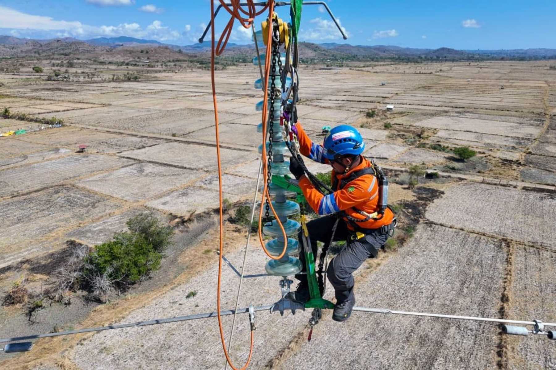PLN UIW NTB Lakukan Pemeliharaan Jaringan Transmisi 150 kV Sumbawa.