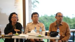 Kepala OJK NTB, Rudi Sulistyo (tengah), memberikan pemaparan tentang kondisi industri jasa keuangan di Provinsi Nusa Tenggara Barat.