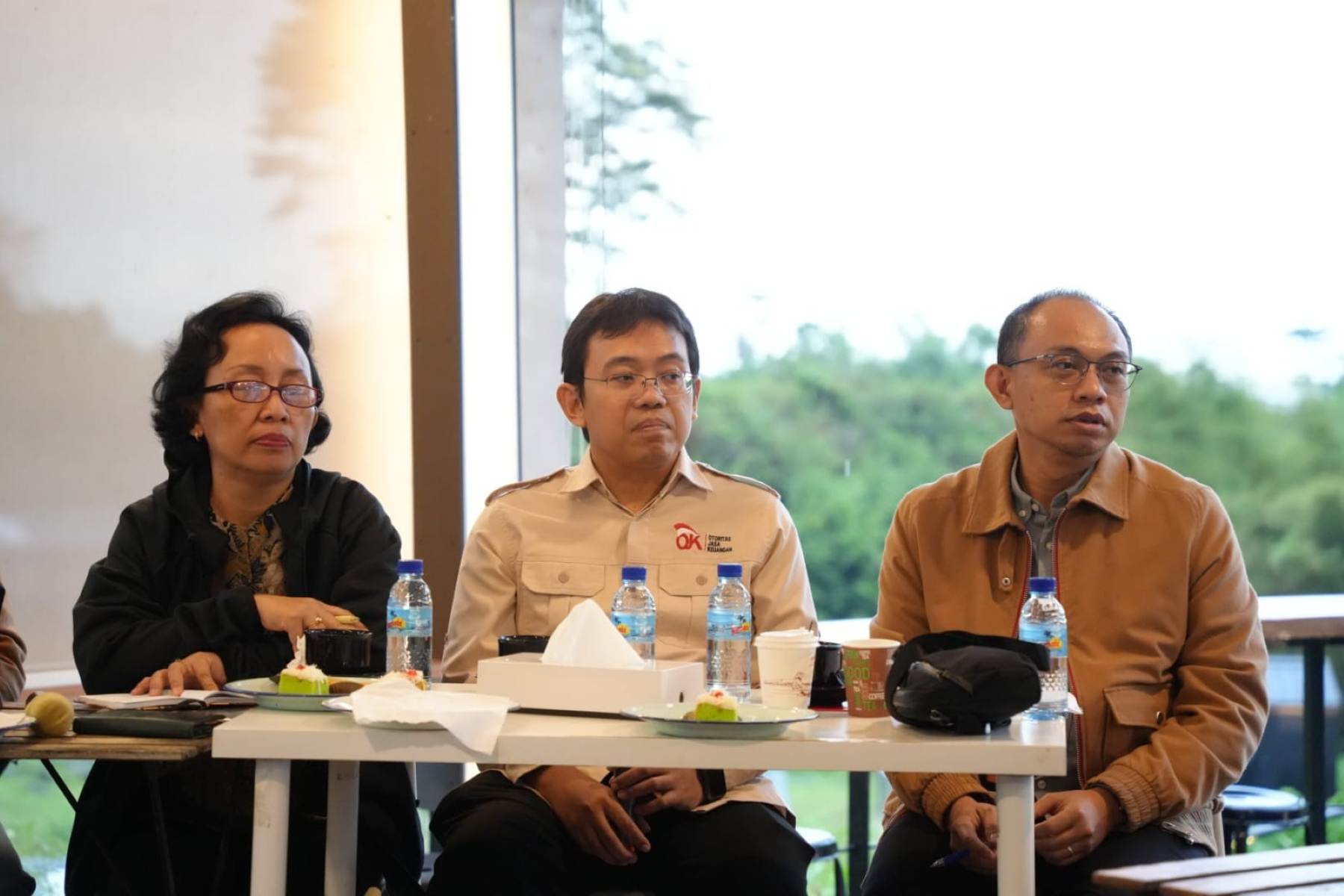 Kepala OJK NTB, Rudi Sulistyo (tengah), memberikan pemaparan tentang kondisi industri jasa keuangan di Provinsi Nusa Tenggara Barat.