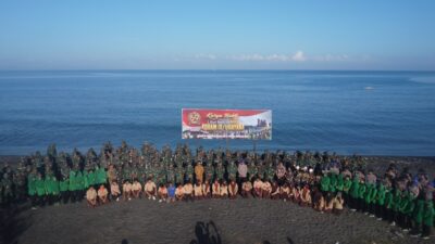 Ratusan Personel dan Warga Gotong Royong di Pantai Loang Baloq Peringati Hari Bakti Kodam  IX/Udayana
