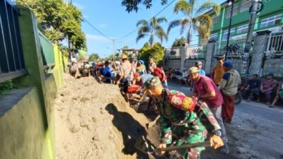 Kekompakan Warga dan Babinsa Percantik Area Pemakaman Dusun