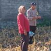 Kawal Ketahanan Pangan, Bhabinkamtibmas Labuapi Dorong Warga Manfaatkan Lahan Pascaproduksi