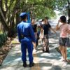Aksi Humanis Polisi di Pantai Senggigi: Edukasi Kebersihan Sambil Jaga Keselamatan Anak