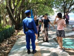 Aksi Humanis Polisi di Pantai Senggigi: Edukasi Kebersihan Sambil Jaga Keselamatan Anak