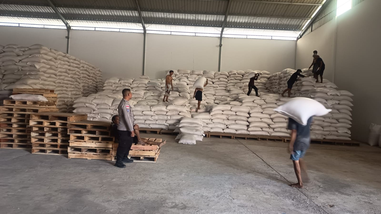 Sinergi Polri dan Petani Kawal 10 Ton Jagung ke Bulog