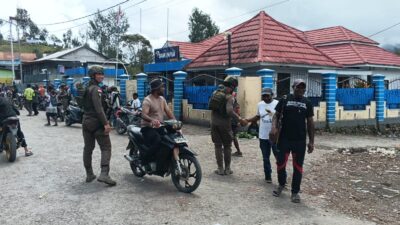 Patroli Humanis Satgas Damai Cartenz di Sugapa, Wujudkan Rasa Aman bagi Masyarakat