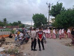 Aksi Sigap Polsek Sekotong Atur Arus Lalu Lintas Saat Tradisi Nyongkolan di Jalan Raya Buwun Mas Lombok Barat
