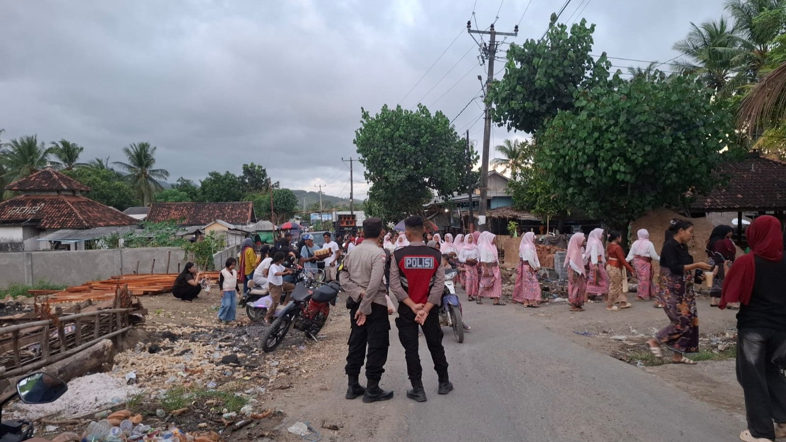 Polsek Sekotong Amankan Tradisi Nyongkolan di Buwun Mas