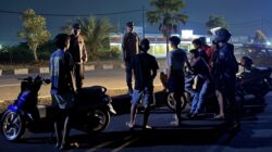Cara Humanis Polsek Kediri Jaga Kamtibmas: Dialog Langsung dengan Warga Lelede Sukadana Hingga Larut Malam