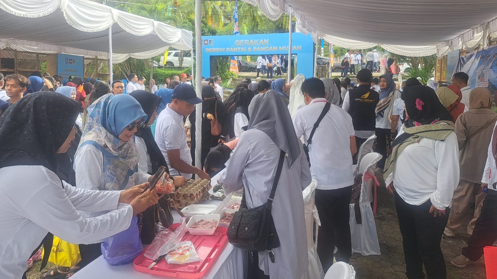Gerakan Bersih Pantai dan Gerakan Pangan Murah Lombok Barat