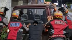 Aksi Humanis Polres Lobar, Bantu Dorong Mobil Mogok Saat Patroli