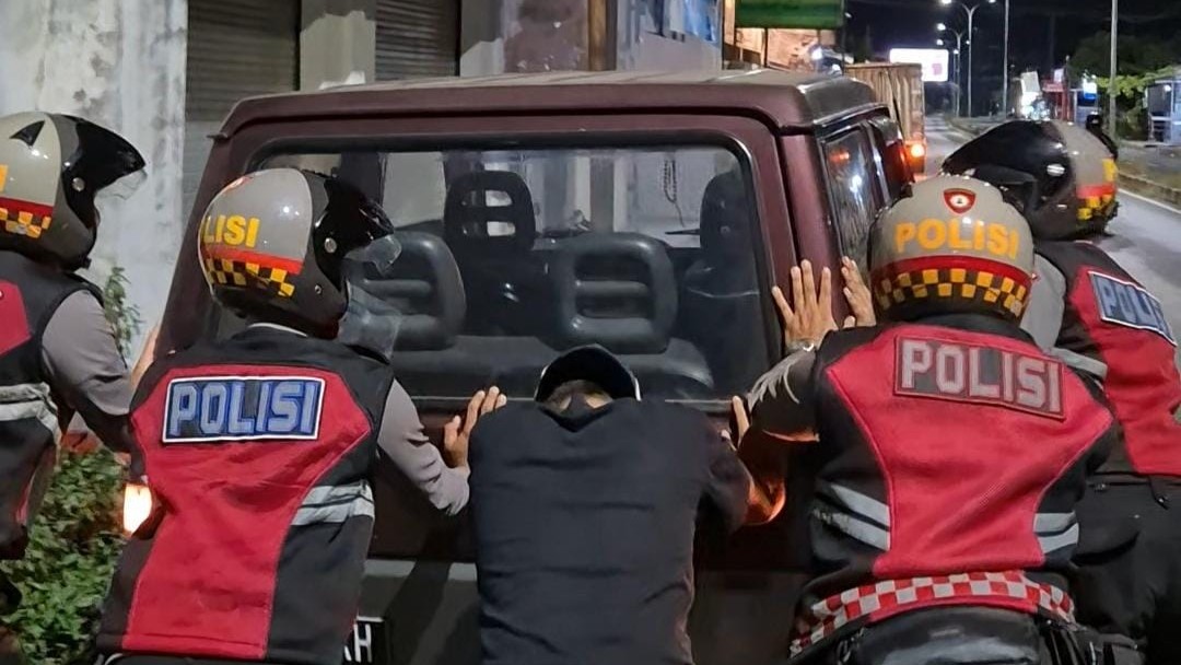 Aksi Humanis Polres Lobar, Bantu Dorong Mobil Mogok Saat Patroli