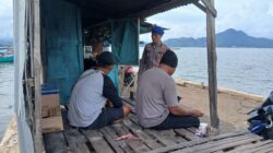 “Polisi Peduli” Anggota Satpolairud Polres Bima Kabupaten Bantu Aktivitas Masyarakat di Dermaga Bajo
