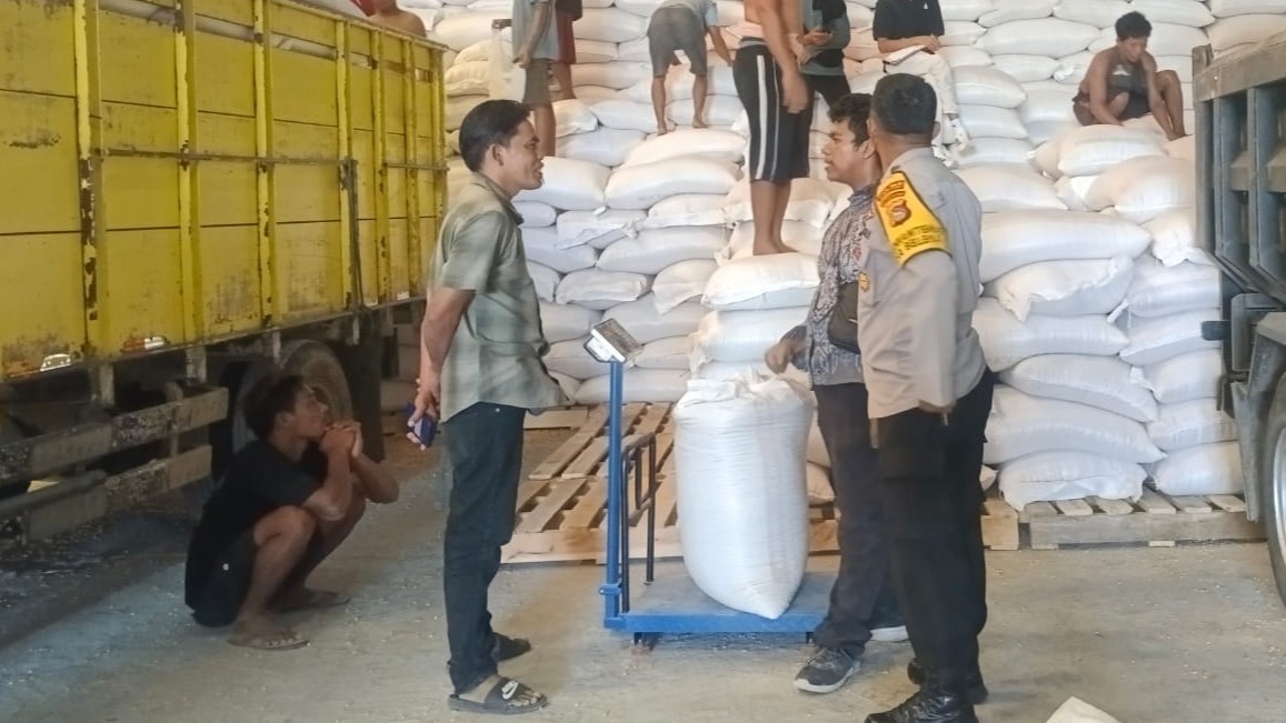 Komitmen Polsek Gerung Mengawal Distribusi Komoditas Strategis untuk Menjaga Ketahanan Pangan