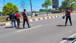 Cegah Balap Liar Melalui Patroli Preventif, Personel Polres Lombok Barat Justru Temukan Hal Tak Terduga Ini di Jalan