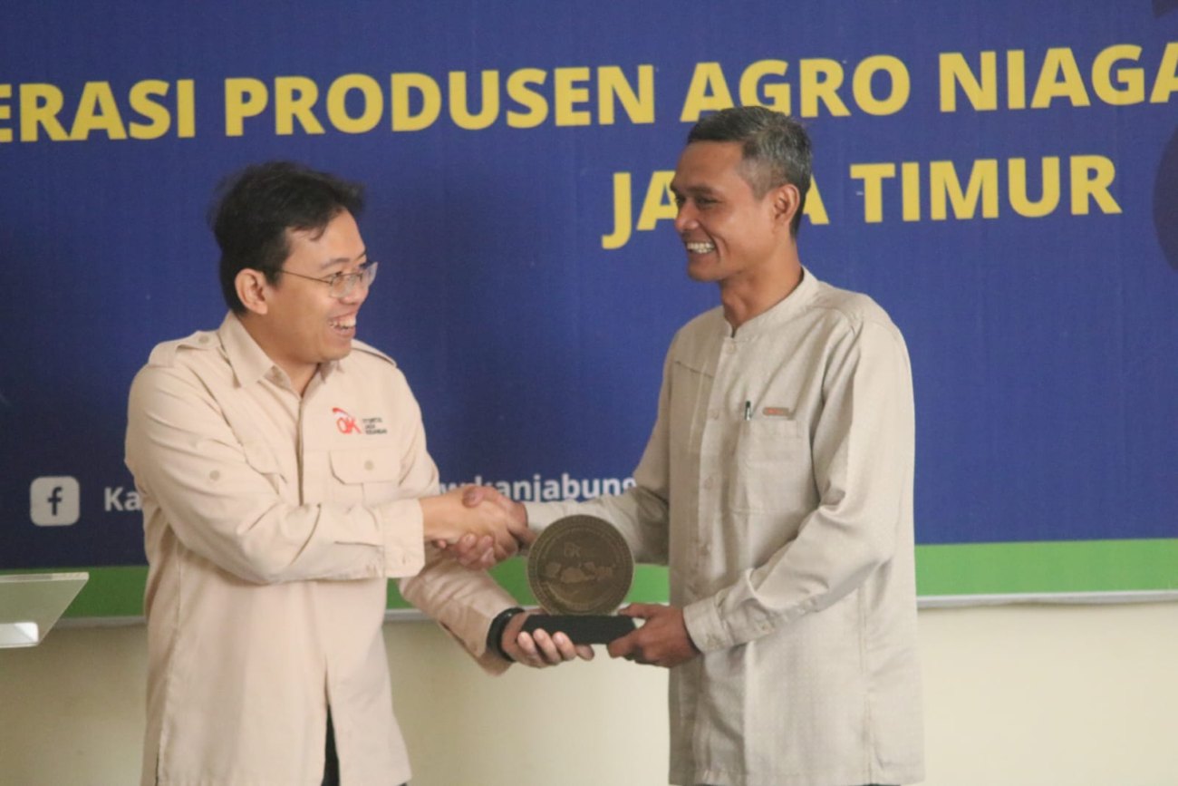 Kepala OJK NTB, Rudi Sulistyo (kiri), menyerahkan cenderamata kepada Ketua 2 KAN Jabung Syariah Imam Farid Hamzah.