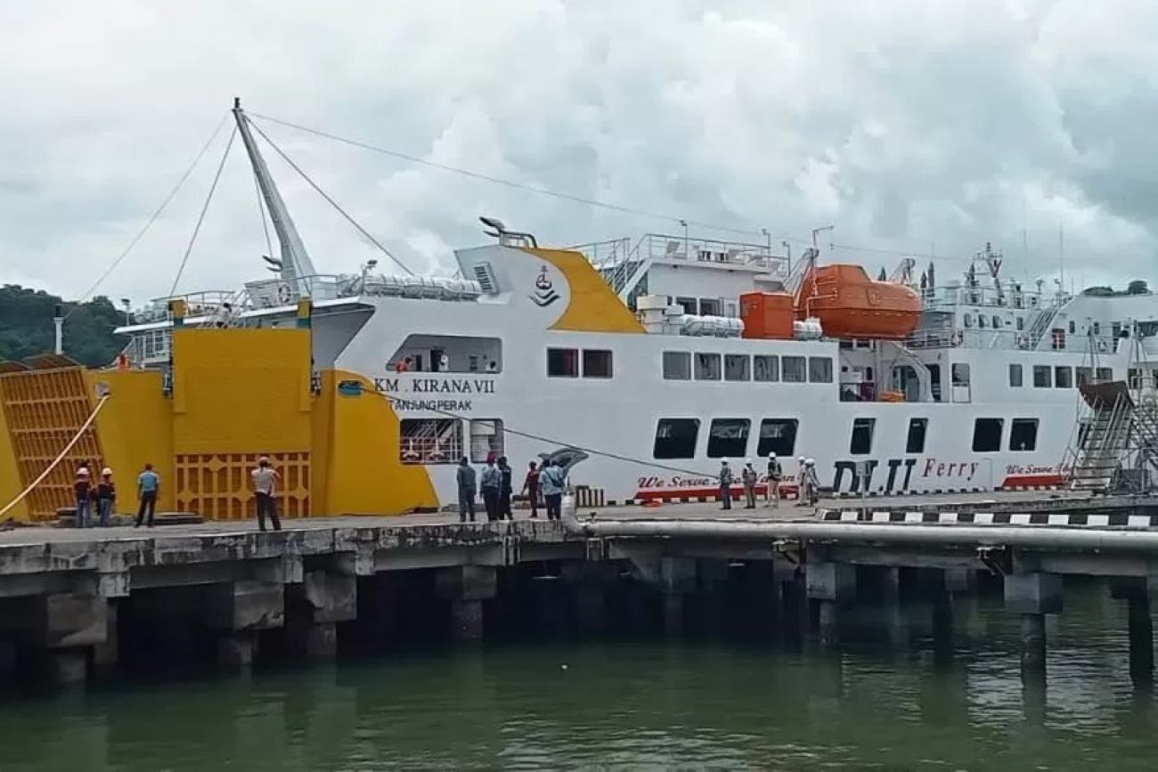 KM Kirana VII saat sandar di Pelabuhan Lembar, Kabupaten Lombok Barat, NTB. (Foto Din) Artikel ini adalah bagian dari Mitra Promedia Group dan sudah tayang dengan judul "KM Kirana VII Surabaya-Lembar Sajikan Tujuh Pesona Pemandangan Sepanjang Pelayaran" Baca selengkapnya di: https://www.beritantb.co.id/pariwisata/1552891600/km-kirana-vii-surabayalembar-sajikan-tujuh-pesona-pemandangan-sepanjang-pelayaran.