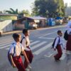 Melayani Dengan Hati, Rawan Pagi Satlantas Polres Bima Kabupaten Bantu Sebrangkan Anak Sekolah
