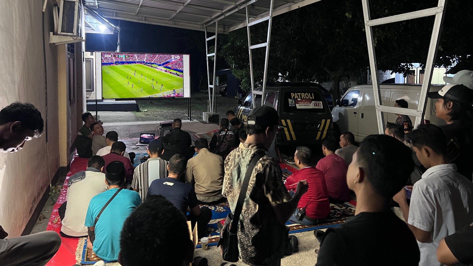 Polsek Kediri Respons Antusiasme Warga Lewat Nobar World Cup 2026