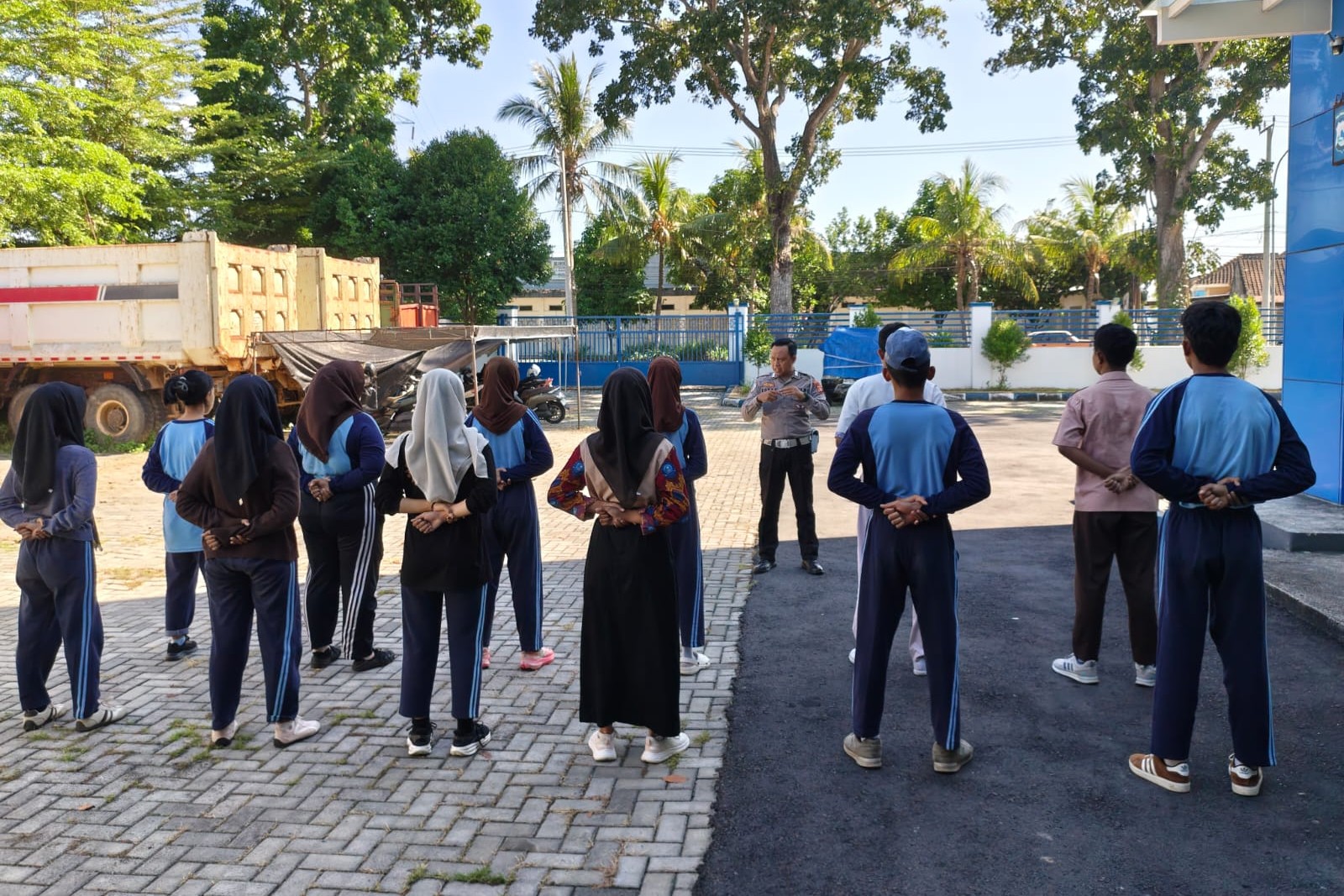 Saka Bhayangkara SMAN 1 Lembar Digembleng Satlantas Polres Lobar