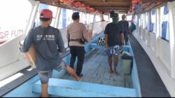 Polisi Penolong Sat Polairud Polres Lombok Utara Bantu Angkut Barang di Pelabuhan Bangsal