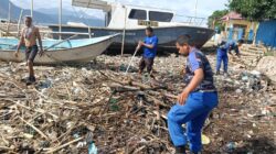 “Polisi Peduli” Satpolairud Polres Bima Kabupaten Bersihkan Tumpukan Sampah di Dermaga Tradisional Bajo