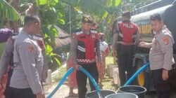 Atasi Kekeringan, Polres Lombok Barat Distribusikan Air Bersih