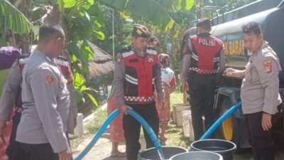 Atasi Kekeringan, Polres Lombok Barat Distribusikan Air Bersih