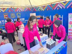 Waka Polda NTB Disambut Ketua Bhayangkari Cabang Bima Saat Tinjau Stand Bazaar Polres Bima dan Pasar Rakyat Serta Bakti Sosial Polres Bima Kabupaten di Mapolda NTB