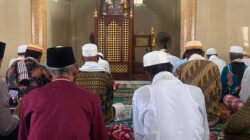 Bhabinkamtibmas Polsek Woha Penuhi Undangan Pengurus Masjid Al-Huda Desa Renda Jadi Khatib dan Imam Sholat Jum,at