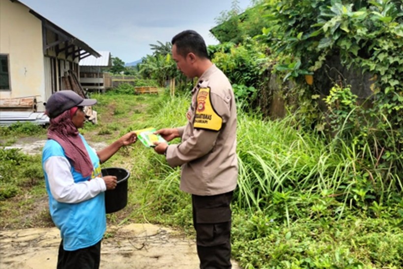 Aksi Nyata Bhabinkamtibmas Labuapi Ajak Warga Manfaatkan Lahan Pekarangan untuk Pangan Mandiri